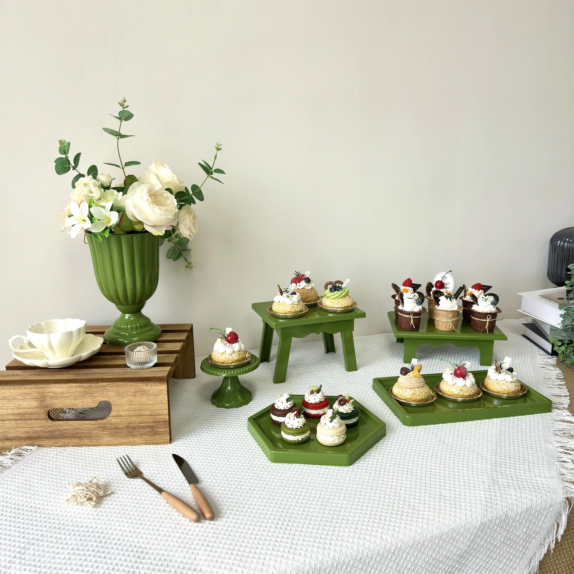 one piece plastic decorative Cupcake Stand Cake Display:Dessert Holder Cookie Pedestal Stands Plastic Trays for Desserts Plate